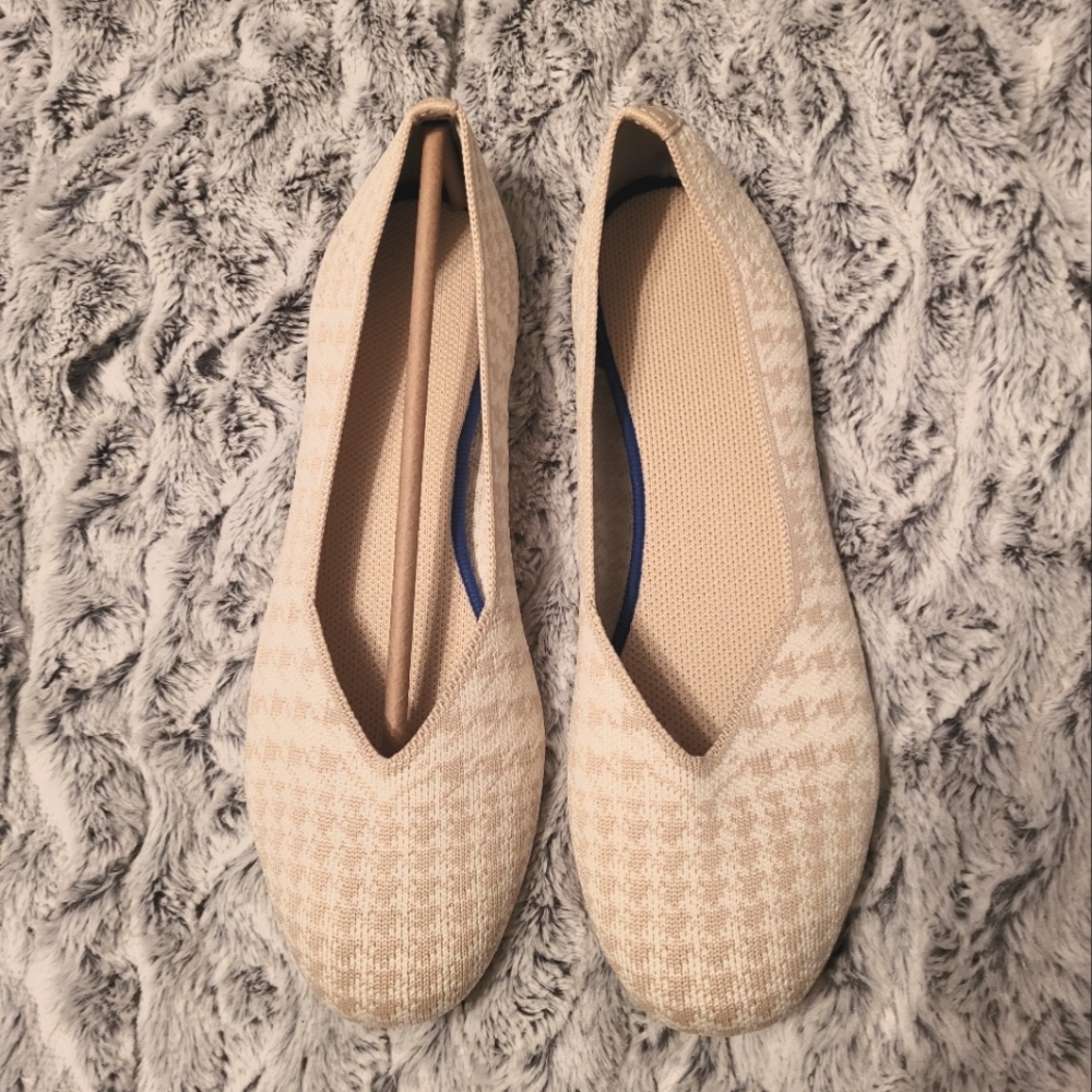 Beige pattern knit flats